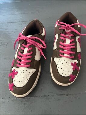 Unisex skater style sneakers. Size 7.5.